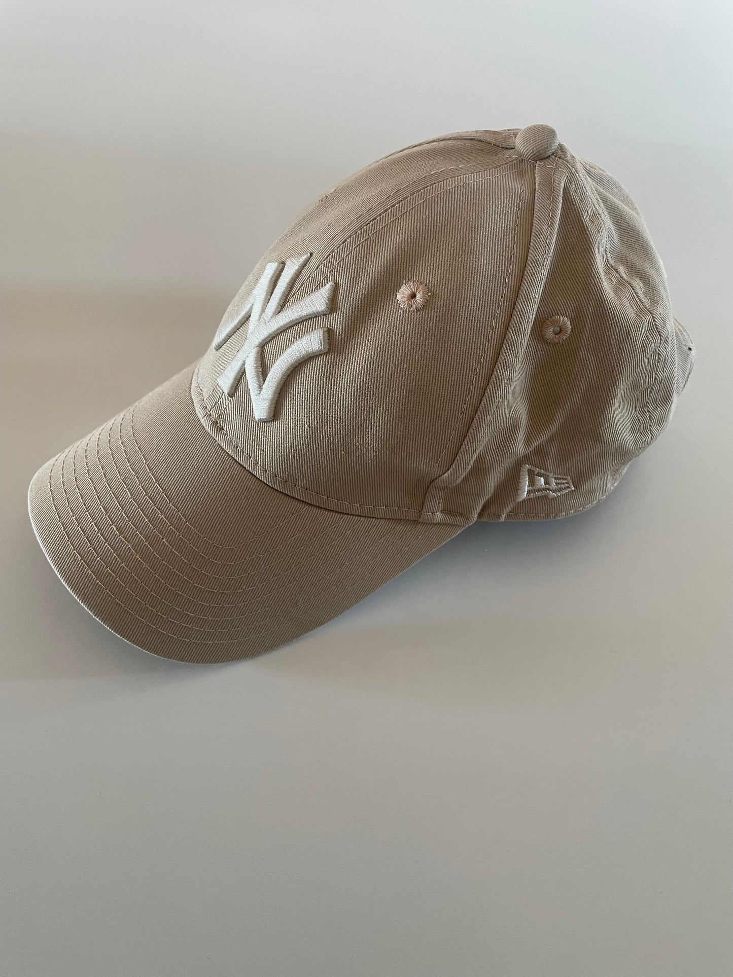 Preloved New Era 9 Forty Womens NY Yankees Beige Cotton Baseball Cap