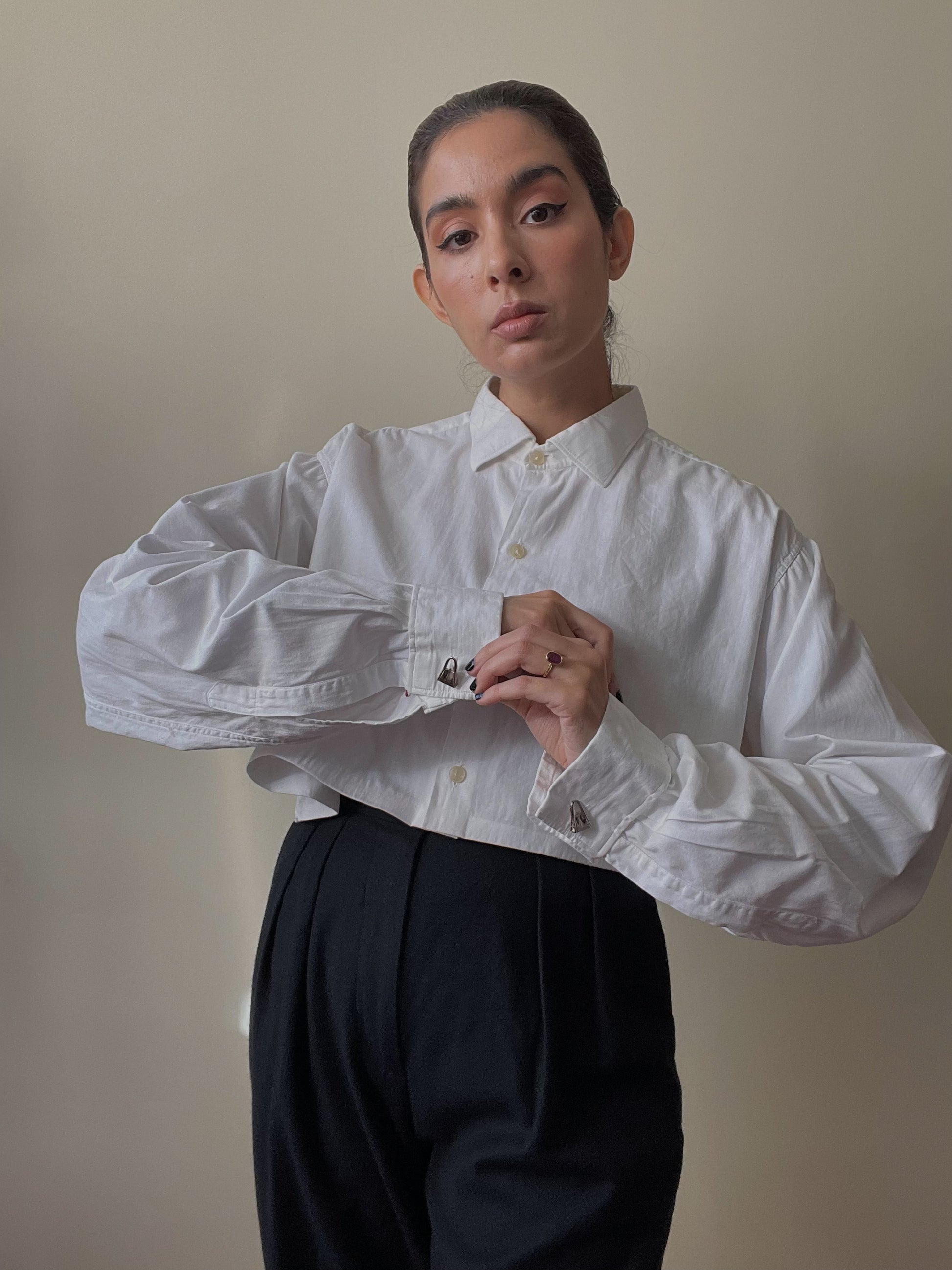 WOMAN WITH VINTAGE CROP SHIRT